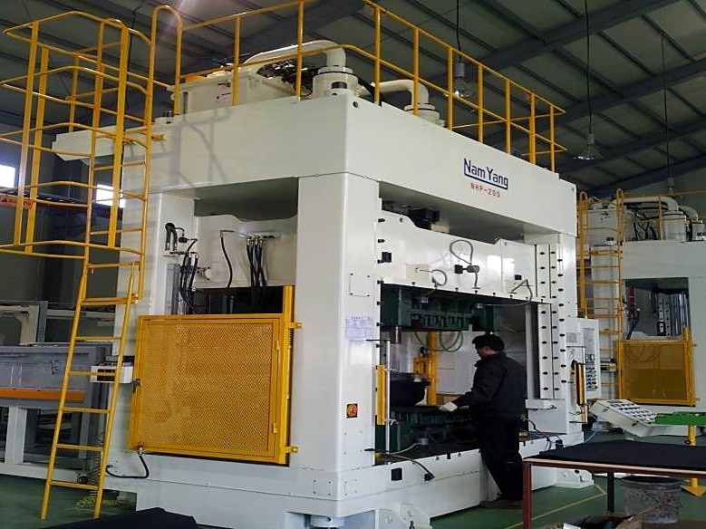 Hydraulic press forming 3D felt parts at the HANBOO 2 plant
